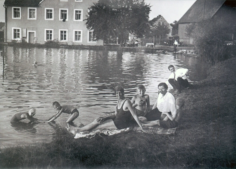 Erste Badegäste an der Sumpfmühle Hetzdorf